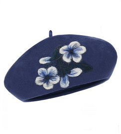 Beret damski zimowy,  wełniany z aplikacją,  Giliana, niebieski, 56-58 cm