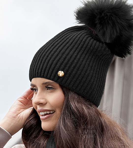 Elegancka czapka damska zimowa, wełniana z pomponem z jenota, Jenova, czarna, 55-59 cm