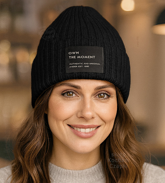 Czapka wełniana damska, merino i kaszmir, gruba, ciepła, z naszywką, Puro, czarna, 55-57 cm