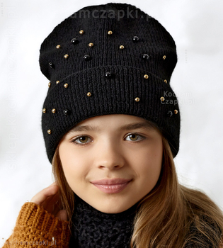 Modna różowa czapka młodzieżowa z perełkami, dzianina w  prążek Teresia  rozm. 54-56 cm