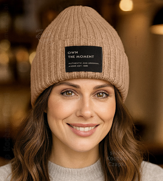 Czapka wełniana damska, merino i kaszmir, gruba, ciepła, z naszywką, Puro, karmelowa, 55-57 cm