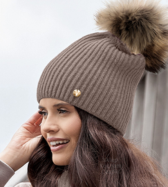 Elegancka czapka damska zimowa, wełniana z pomponem z jenota, Jenova, ciemny beż, 55-59 cm