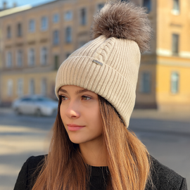 Czapka z futerkowym pomponem dla dziewczynki, Koralia, beżowa, 53-56 cm