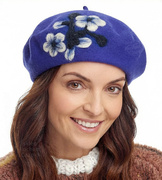 Beret damski zimowy,  wełniany z aplikacją, Giliana, chabrowy, 56-58 cm