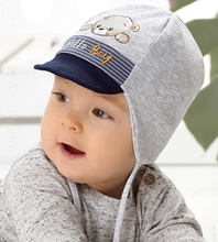 Wiązana czapka z daszkiem dla niemowlaka  Hello Boy rozm. 39-42 cm